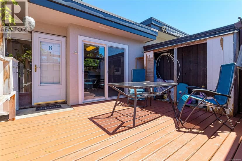 8 3060 Harriet Rd, Saanich
