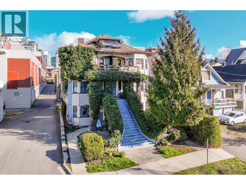 160 E 10TH STREET, North Vancouver