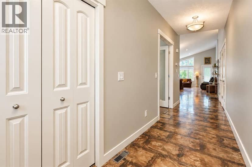 203 Hillcrest Boulevard, Strathmore, photo 2