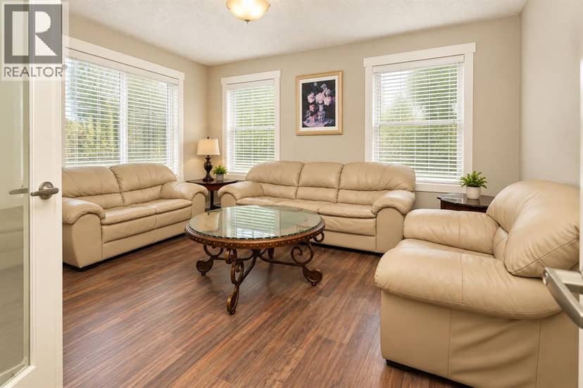 203 Hillcrest Boulevard, Strathmore, photo 4