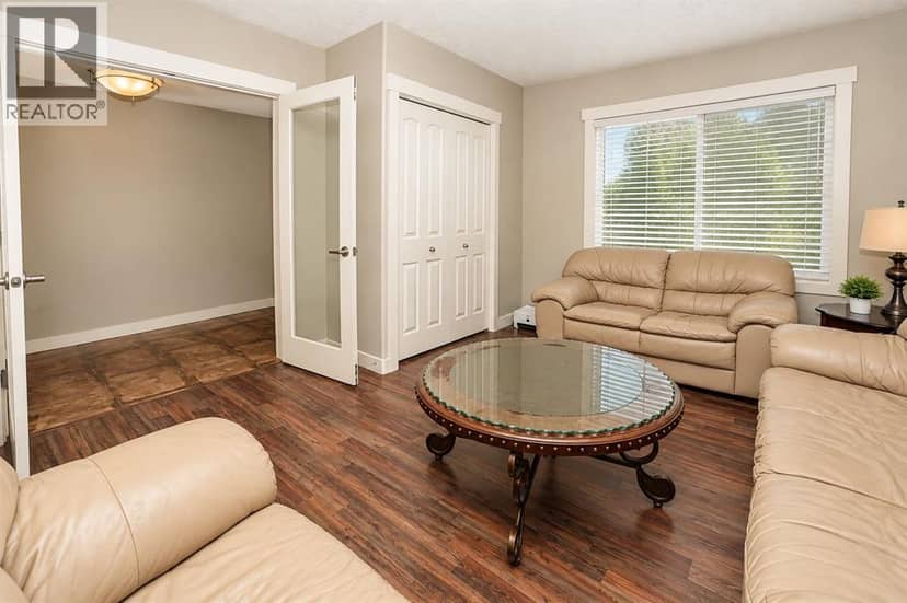 203 Hillcrest Boulevard, Strathmore, photo 5