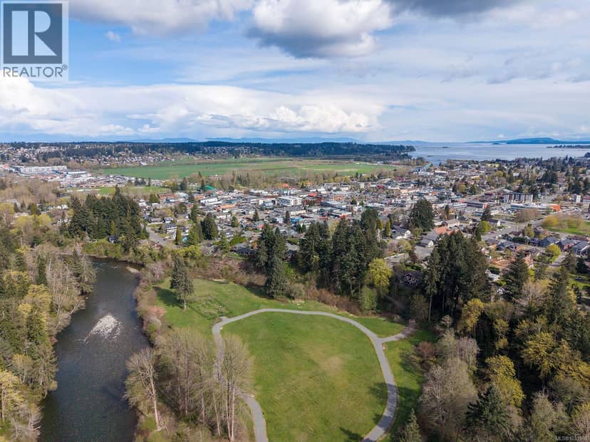 325 Harmston Ave, Courtenay