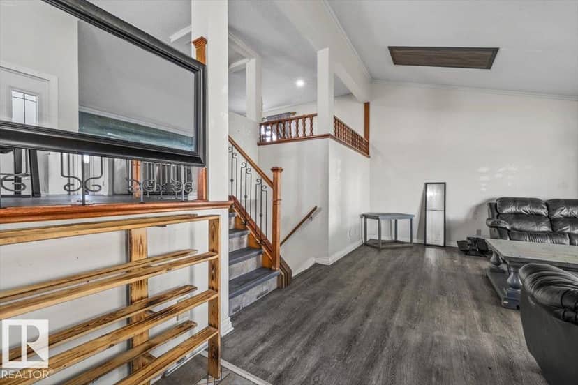329 Warwick Rd NW, Edmonton, photo 2