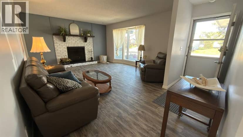 307 6 Avenue W, Hanna, photo 3