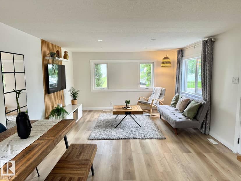 8 The Parkway NW, Edmonton