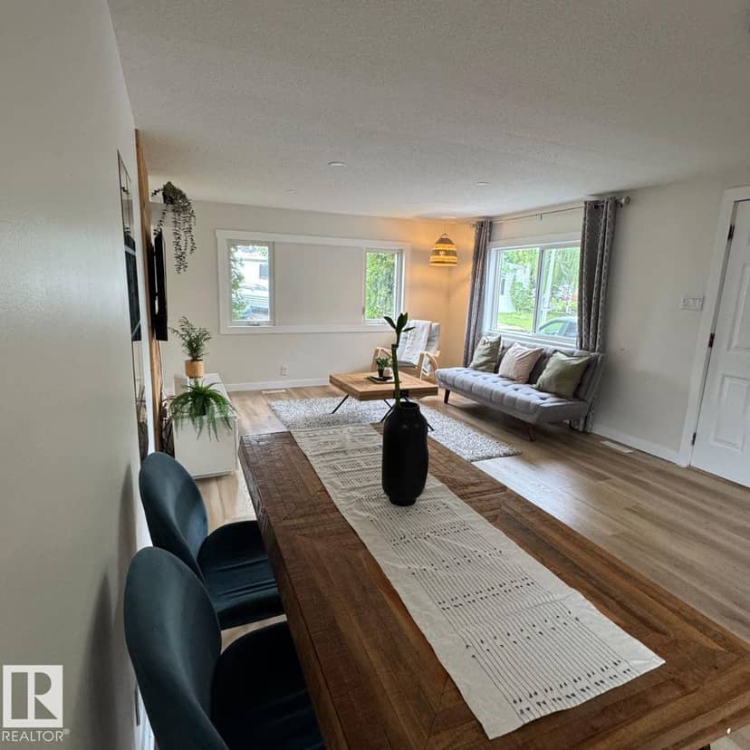 8 The Parkway NW, Edmonton, photo 2