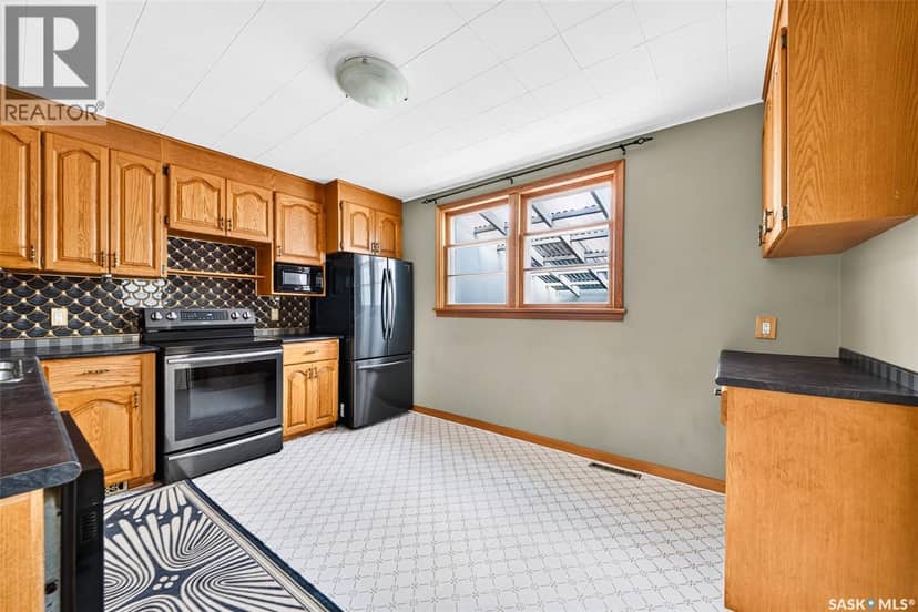 345 McIntyre Street, Regina, photo 3