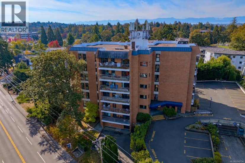 404 4030 Quadra St, Saanich