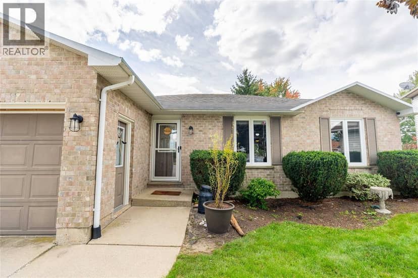 4069 Pine CRESCENT, Petrolia, photo 3