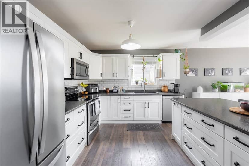 4069 Pine CRESCENT, Petrolia, photo 4