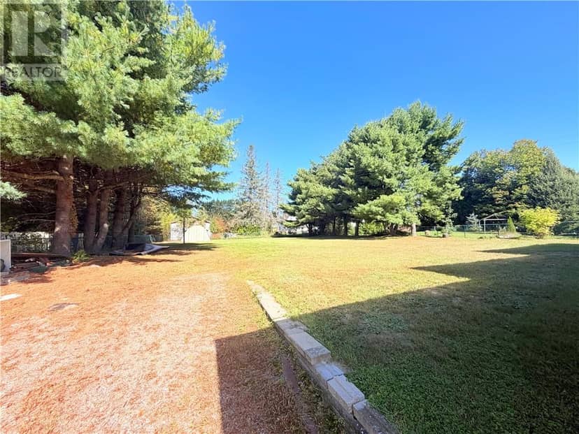 52 Young, Webbwood, photo 4