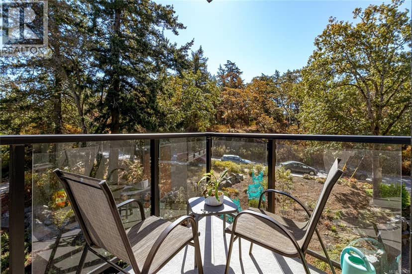 312 991 McKenzie Ave, Saanich