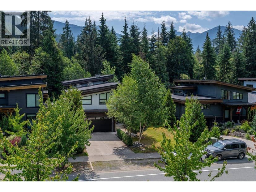 3324 MAMQUAM ROAD, Squamish