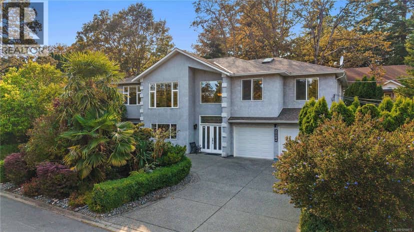 3908A Ascot Dr, Saanich
