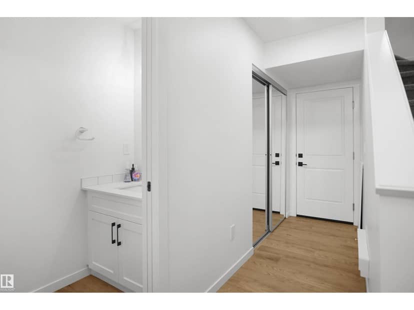 #5 29 Airport RD NW, Edmonton, photo 4