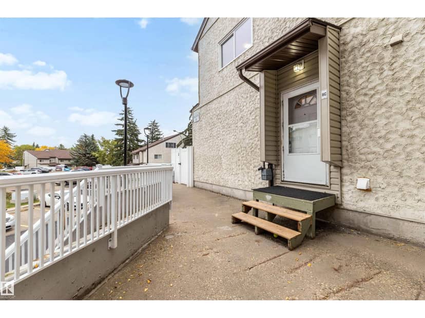 8C Meadowlark Vg NW, Edmonton, photo 2