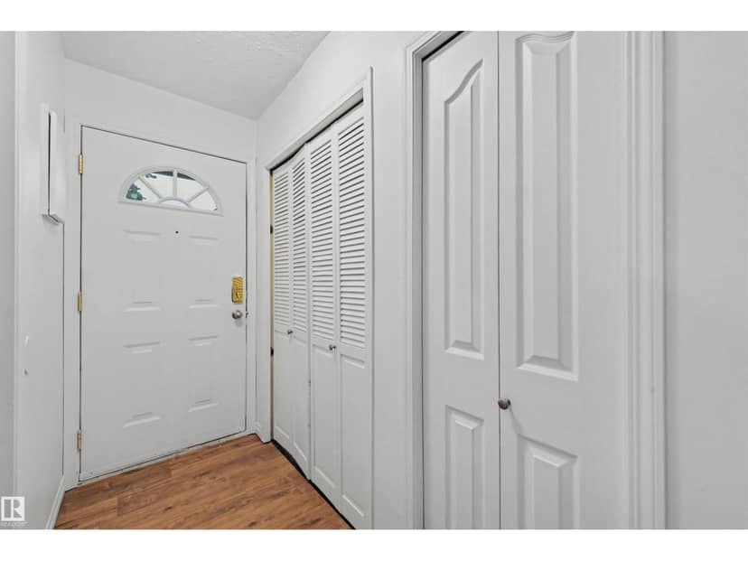 8C Meadowlark Vg NW, Edmonton, photo 3