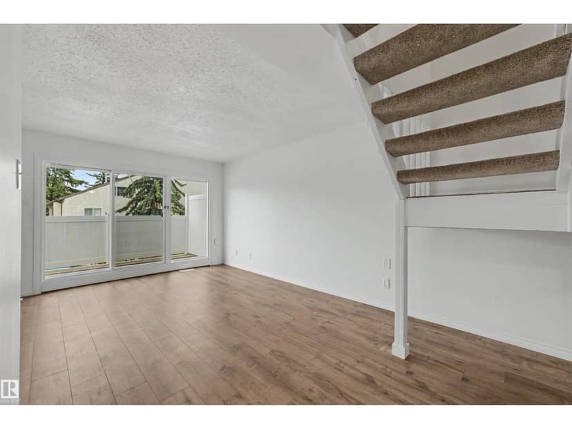 8C Meadowlark Vg NW, Edmonton, photo 6