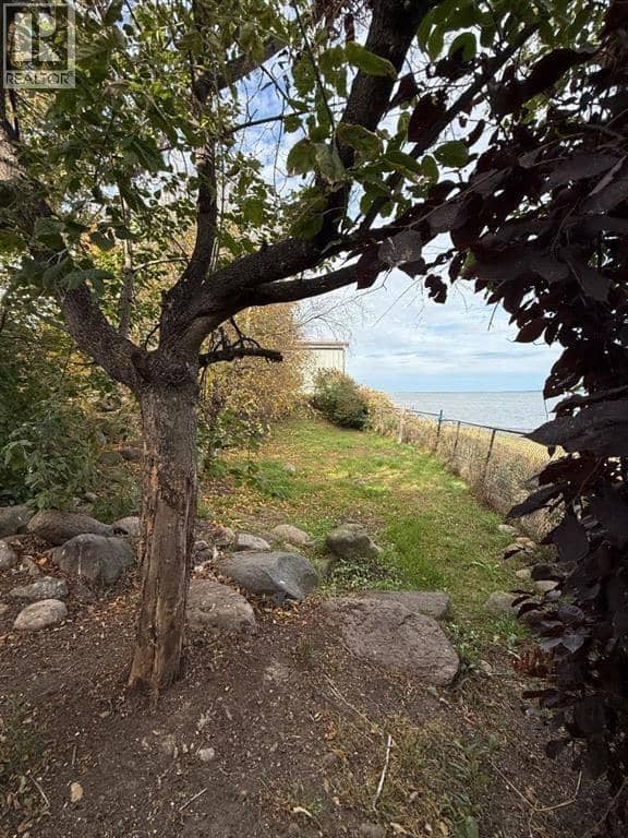 81 Peace River Avenue, Joussard, photo 6