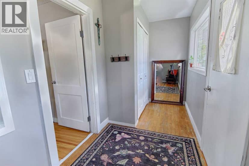 210 7 Street N, Vauxhall, photo 4