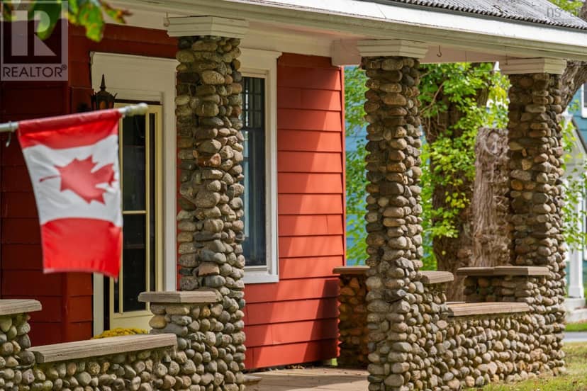 8 Maple Avenue, Lunenburg, photo 4