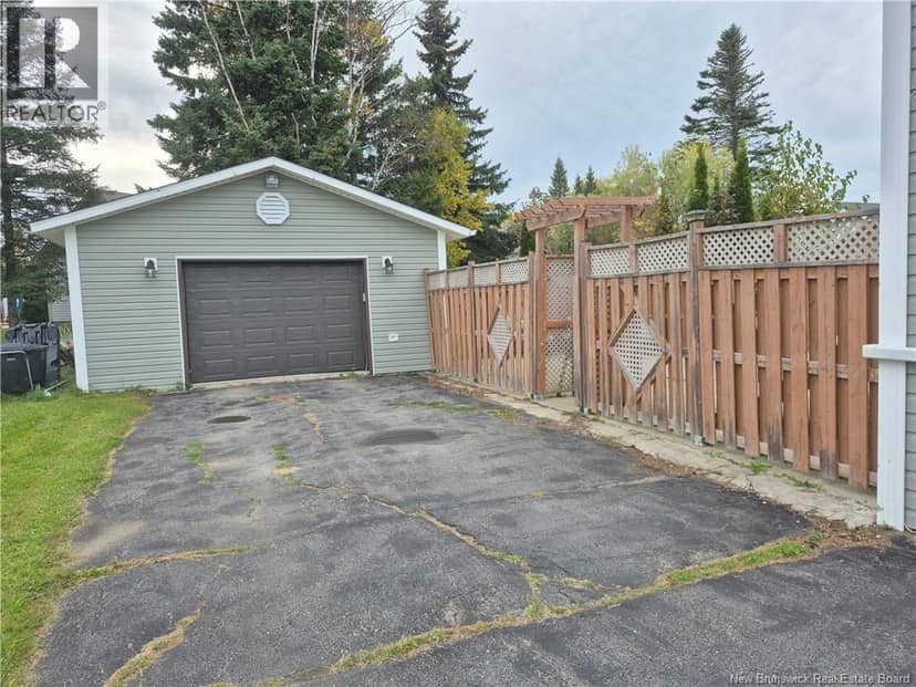 1024 Rue Misho, Beresford, photo 2