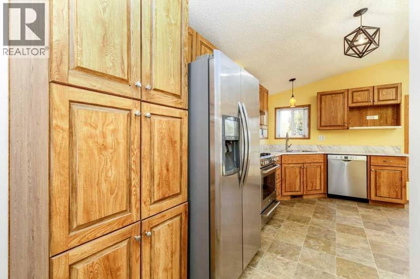 5119 48 Avenue, Sylvan Lake, photo 5