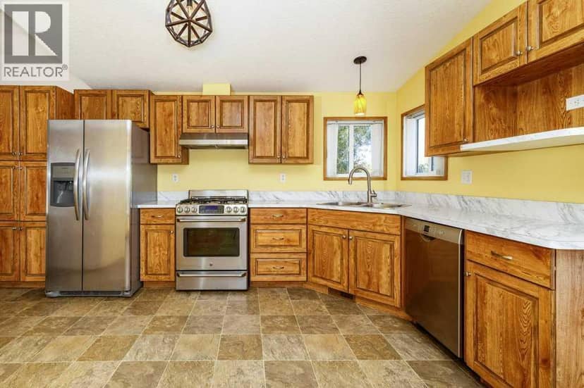 5119 48 Avenue, Sylvan Lake, photo 3