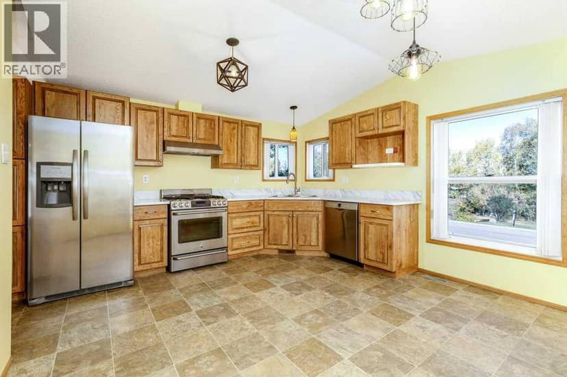 5119 48 Avenue, Sylvan Lake, photo 4
