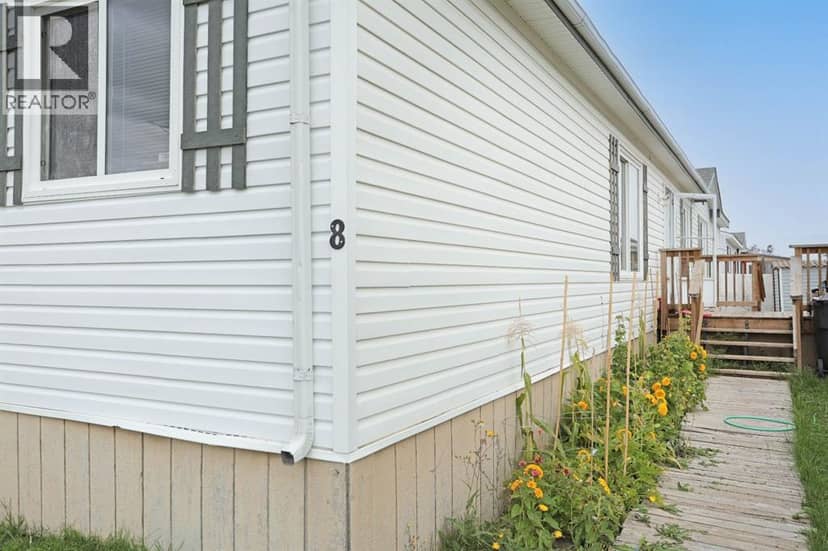 8 Meadowplace Crescent E, Brooks, photo 2