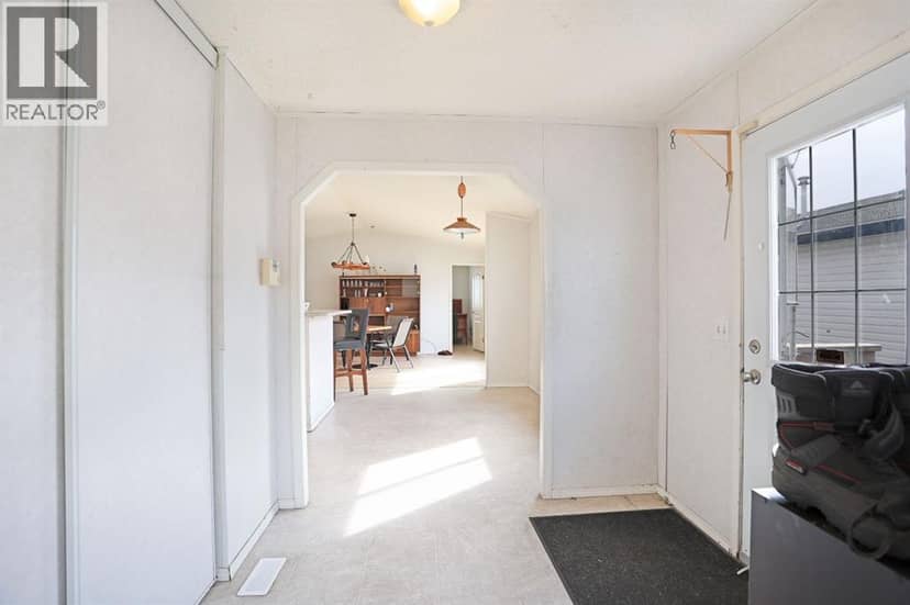 8 Meadowplace Crescent E, Brooks, photo 4