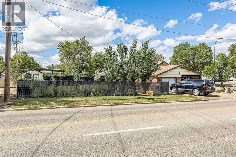 708 Broadway Avenue E, Redcliff, photo 3