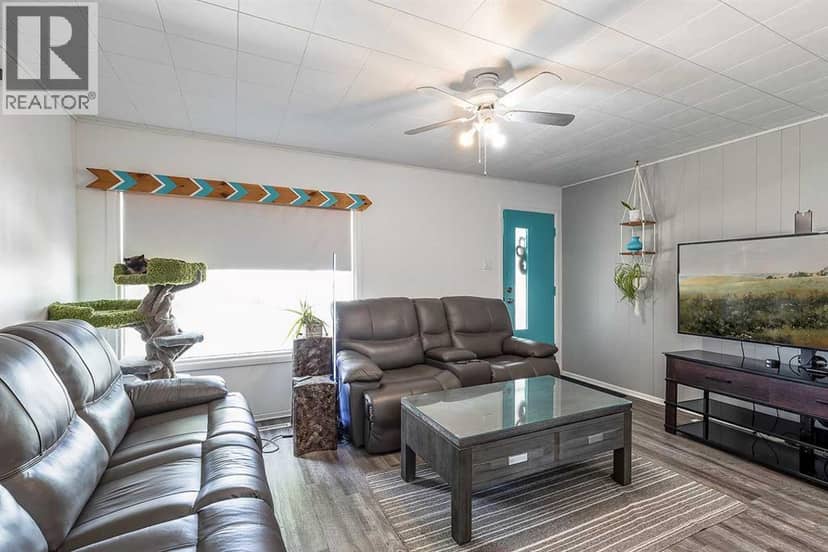 708 Broadway Avenue E, Redcliff, photo 6