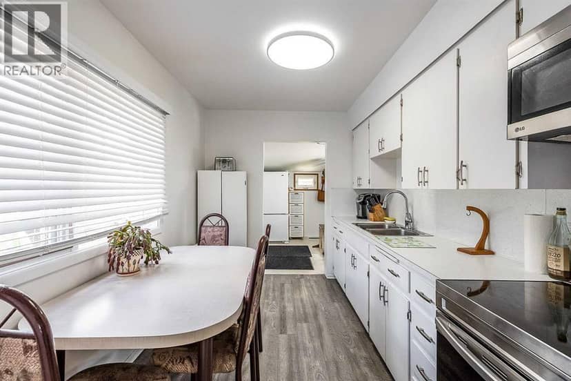 708 Broadway Avenue E, Redcliff, photo 8