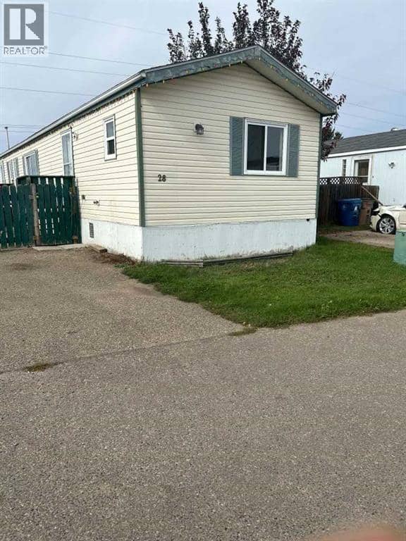 28 Maple Drive W, Brooks, photo 2