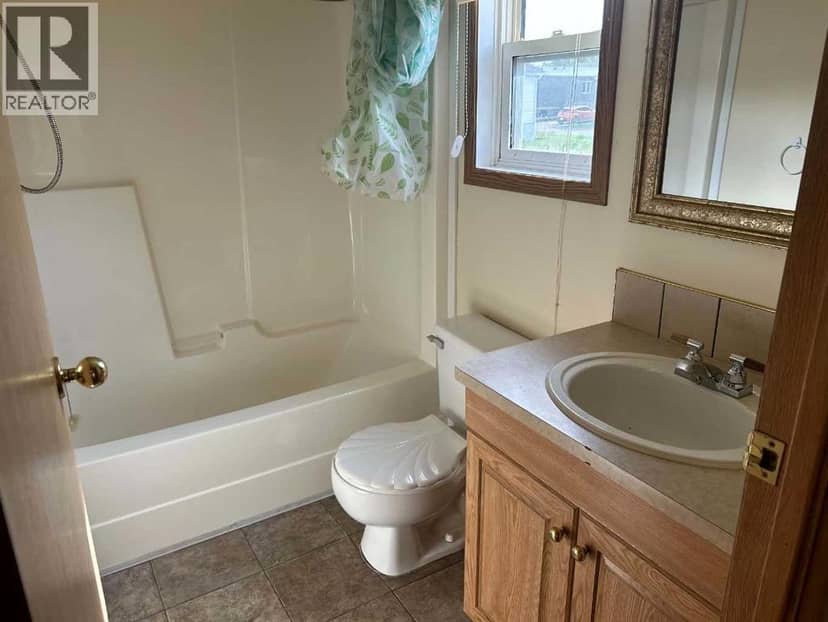 28 Maple Drive W, Brooks, photo 5
