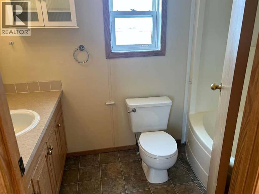 28 Maple Drive W, Brooks, photo 3