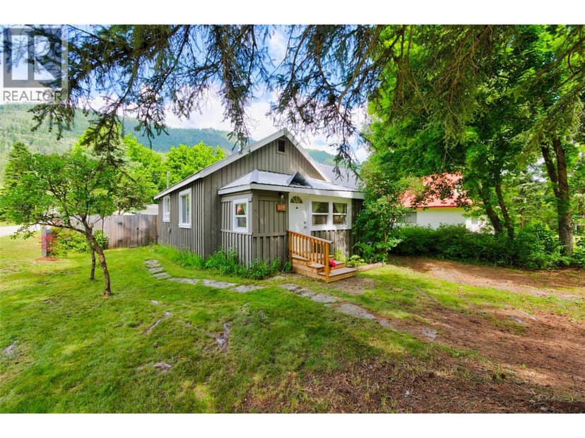 124 SAYWARD Avenue, Salmo