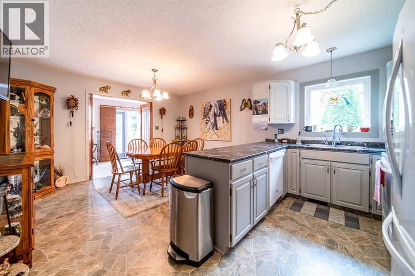 553 22 Street, Wainwright, photo 3