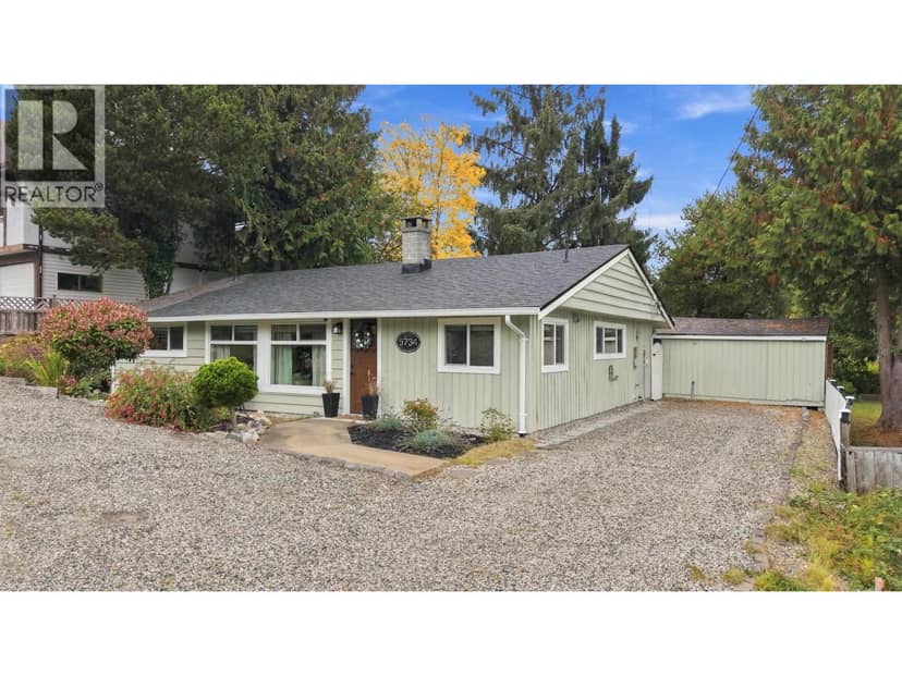 5734 PEBBLE CRESCENT, Sechelt, photo 2