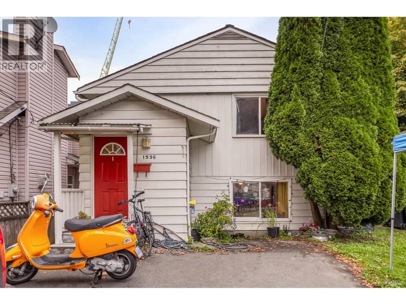 1536 BOND STREET, North Vancouver