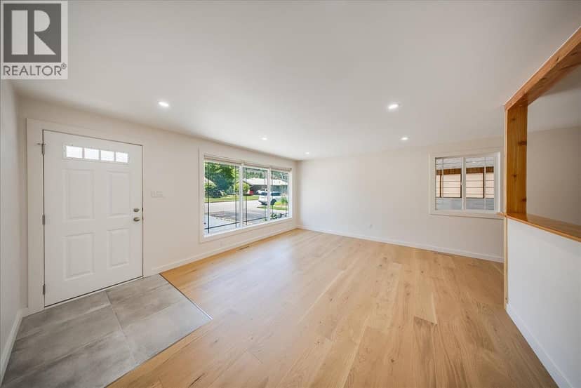 53 Hazlewood Drive, Trail, photo 4