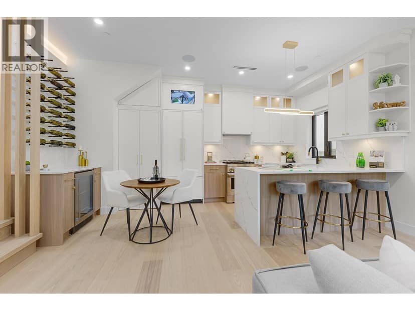 1 182 ONTARIO PLACE, Vancouver