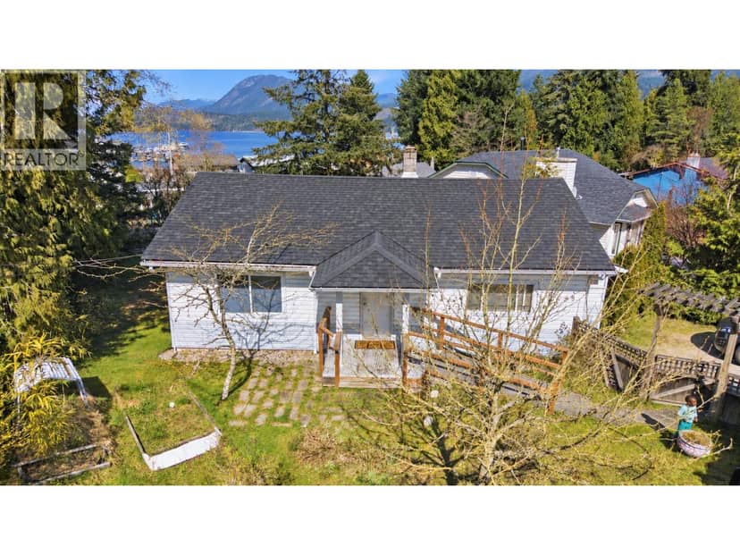 5689 PORPOISE BAY ROAD, Sechelt, photo 3