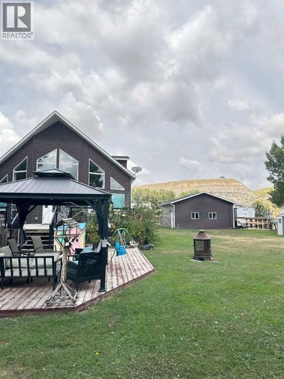 336 Mabbott Road, Drumheller, photo 2
