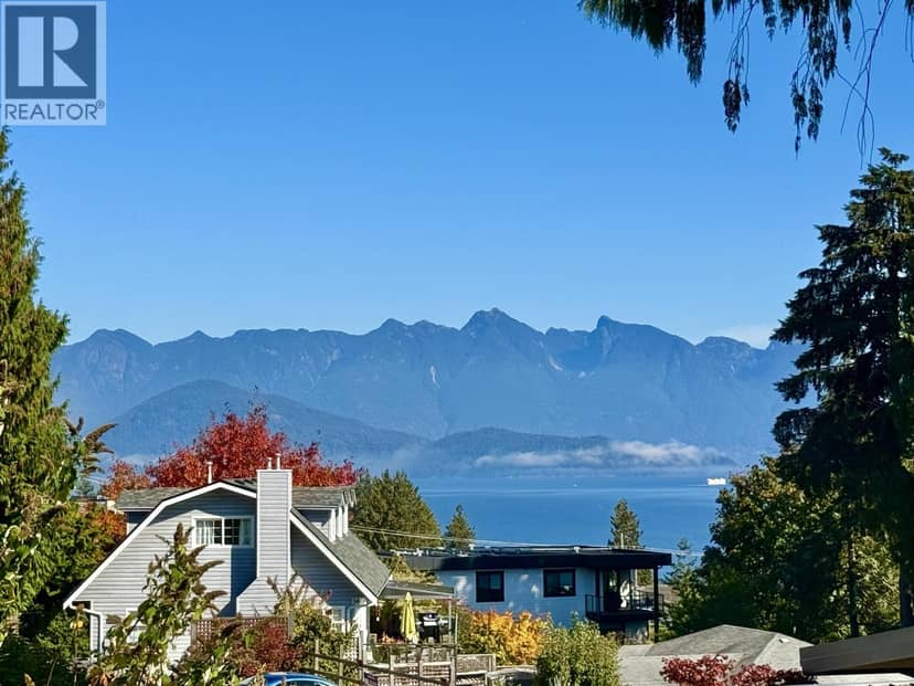 496 SPYGLASS PLACE, Gibsons, photo 3