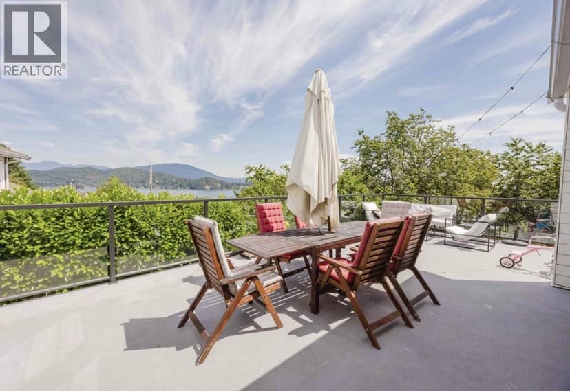 679 CORLETT ROAD, Gibsons, photo 2