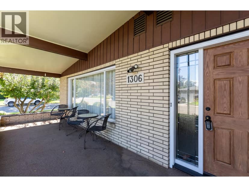 1306 Lombardy Square, Kelowna, photo 2