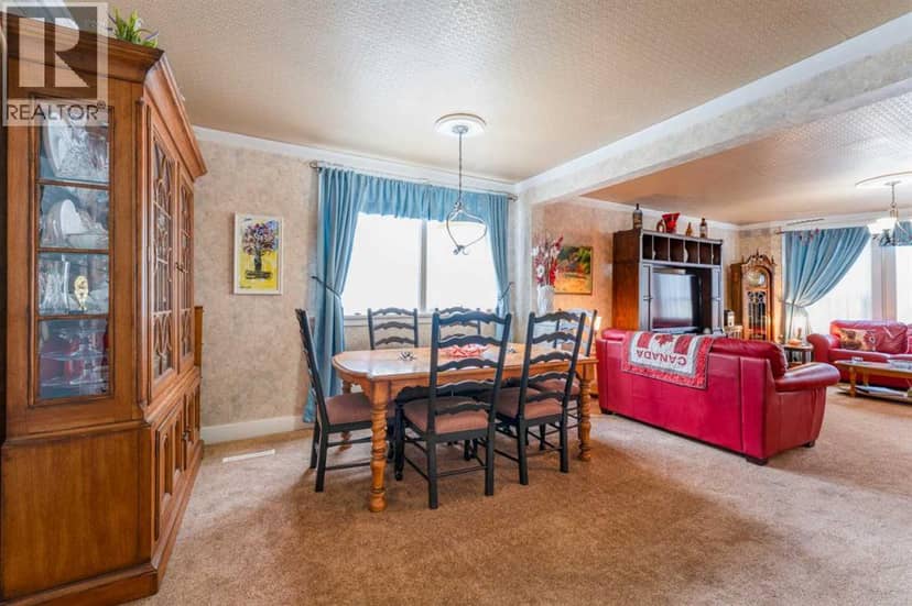 606 Main Street, Pincher Creek, photo 2