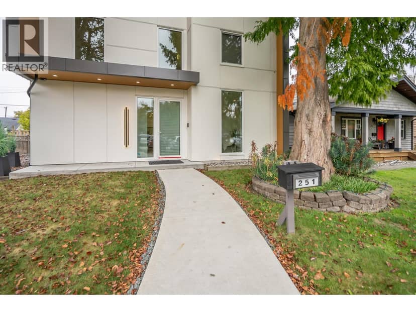 251 Douglas Crescent, Richmond, photo 3